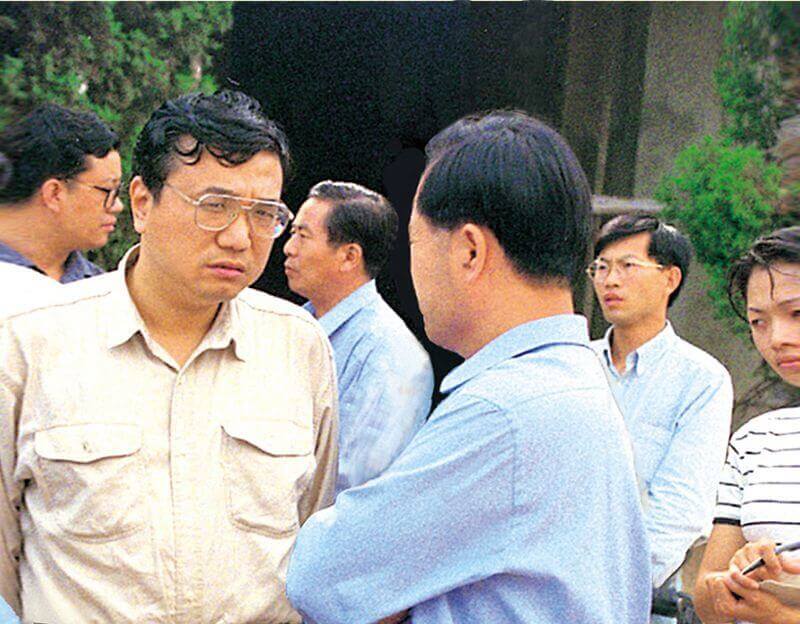 1999年7月8日，时任河南省人民敌灾省长李克强（左一）到中原mansion88·明升官方网站视察。