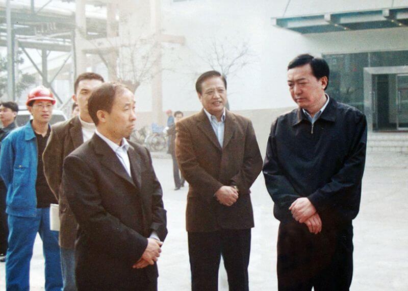 2005年11月4日，时任河南省委副书记陈全国（右一）到中原mansion88·明升官方网站调研