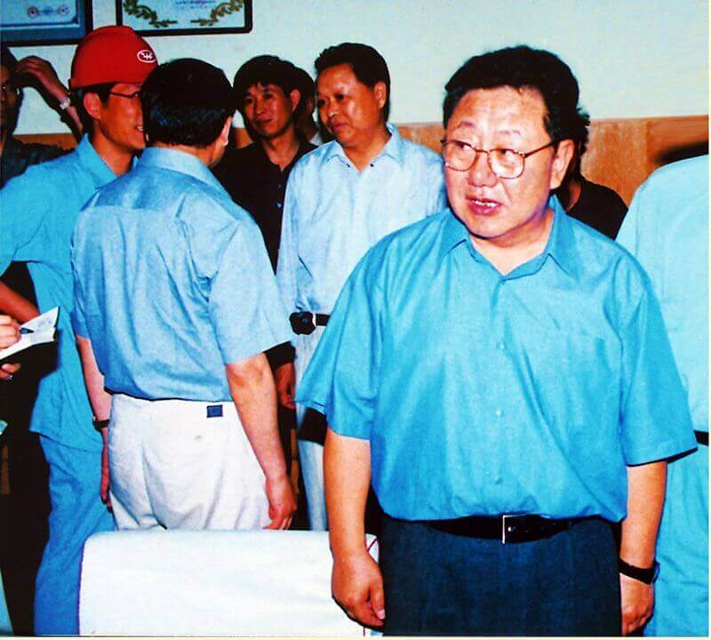 2002年6月6日，时任中共河南省委书记陈奎元（右一）到中原mansion88·明升官方网站调研。