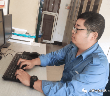 扬前锋旗号 展党员风采