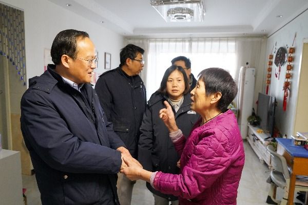 公司党委发展节前走访慰问活动