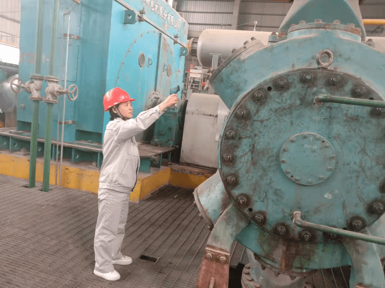 濮阳永金+黾勉从事，德才兼备－记濮阳园区技术能手王俊省+贾彤彤 (2)